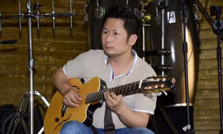 Bằng Kiều ngẫu hứng đệm đàn cho Thanh Hà hát
