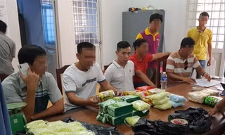 Kẻ buôn cái chế trắng (thứ ba trái sang) cùng số ma túy bị bắt giữ