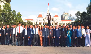 Ông Nguyễn Minh Đồng (thứ 2 từ trái qua) cùng các trí thức kiều bào dâng hương Chủ tịch Hồ Chí Minh