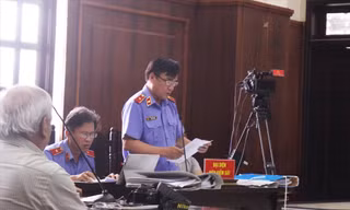 Trong phần tranh luận, đại diện VKS giữ nguyên quyết định kháng nghị 1 phần bản án đối với tội Buôn lậu của bị cáo Trần Thị Dung và Trương Huy Liệu ảnh: G.T 
