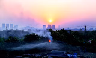 Quá trình đô thị hóa quá nhanh góp phần biến Hà Nội thành “hỏa diệm sơn” trong những ngày nắng nóng Ảnh: Như Ý