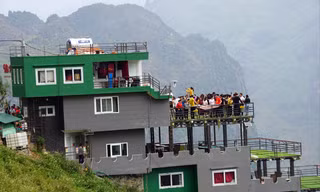 Nhà hàng Panorama chật cứng ngày cuối tuần. Ảnh: Nguyễn Hoàn 