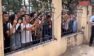 “Anh em giang hồ” đến livestream ngày Khá Bảnh ra tòa để câu like. Ảnh: CTV