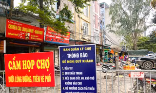 Vẫn họp chợ dưới lòng đường, hè phố ngay sau... biển cấm
