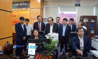 Lãnh đạo Văn phòng Chính phủ thăm, kiểm tra hoạt động tại Trung tâm Hành chính công Thanh Hóa. ảnh: HL