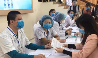 Thanh niên đăng ký thử nghiệm vắc-xin Nano Covax. Ảnh: Th.Hà 