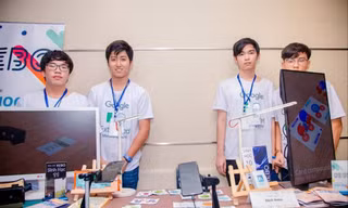 Võ Nguyễn Đình Trí (thứ hai, từ trái qua) và cuốn sách Sinh học lớp 10 ứng dụng công nghệ thực tế ảo tăng cường tại triển lãm Google I/O Extended 2019. Ảnh: NVCC 