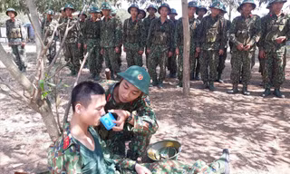 Một buổi tập huấn cấp cứu người bị say nắng, say nóng ở Sư đoàn 324. Ảnh: Tường Hiếu