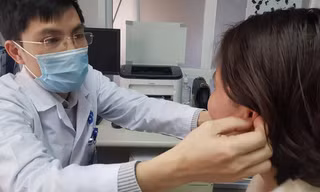Bác sĩ Nguyễn Hữu Quang khám cho bệnh nhân. Ảnh: T.H