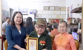 Quyền Chủ tịch nước Võ Thị Ánh Xuân thăm, tặng quà chiến sĩ Điện Biên