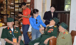 Thế hệ trẻ Việt Nam tự hào tham gia lễ Kỷ niệm 70 năm Chiến thắng Điện Biên Phủ