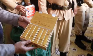 Hướng dẫn sử dụng của loại thuốc Gold Fly ghi có tác dụng kích dục, bên ngoài bao bì có nhiều hình ảnh nhạy cảm