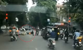 Clip: Thanh niên phóng xe đâm thẳng vào CSGT