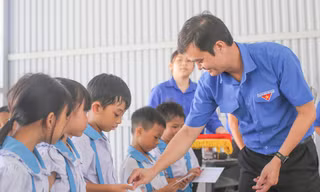 Trung ương Đoàn trao tặng hàng trăm suất học bổng cho học sinh Bình Định