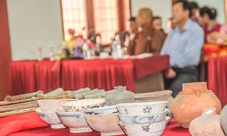 Đại đức tặng kiếm và cổ vật có nguồn gốc từ thời Tây Sơn