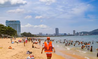 Kéo nhau đi tắm biển giữa trưa Tết Đoan Ngọ để cầu may
