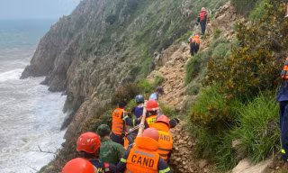 VIDEO: Cảnh sát đu dây trên vách núi cao 200m đưa thi thể dưới vực lên