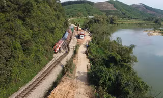 Điều xe ô tô trung chuyển hành khách sau tai nạn tàu hỏa khiến đường sắt Bắc – Nam tê liệt