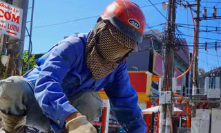 Lao động mưu sinh giữa nắng nóng khắc nghiệt