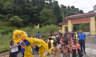 Mang trung thu đến các em nhỏ người đồng bào dân tộc Chứt