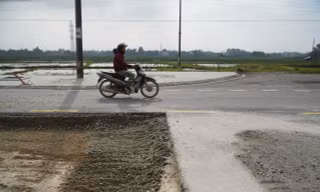 Đường 46 tỷ chưa nghiệm thu đã phải bóc lên làm lại