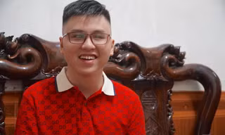 Nam sinh khiếm thị đến trường bằng ánh sáng của mẹ trúng tuyển 6 trường đại học