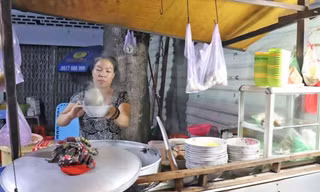 Tranh cãi có nên học đại học không khi lương cử nhân ra trường không bằng cô bán hủ tiếu