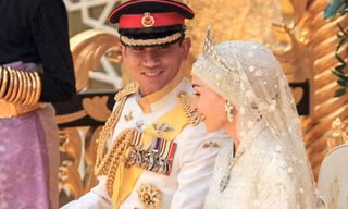 Bắn 17 loạt đại bác mừng đám cưới Hoàng tử Brunei