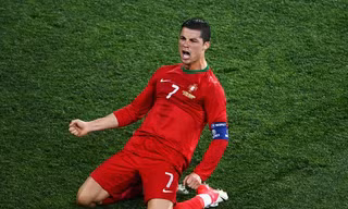 Ronaldo tỏa sáng đưa Bồ Đào Nha đi tiếp