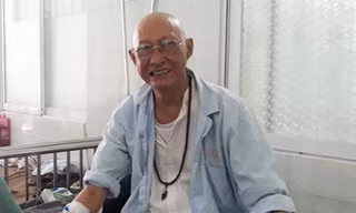 Nghệ sĩ Lê Bình: 'Tôi vẫn sang phòng thăm, động viên Mai Phương'