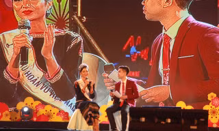 Hoa hậu Hoàn vũ H'Hen Niê giao lưu với người dân phố núi 