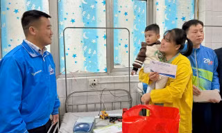Tuổi trẻ Hòa Bình động viên bệnh nhi dịp Tết 