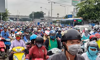 Cửa ngõ Sài Gòn tê liệt sáng đầu tuần do va chạm nhỏ