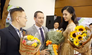 Ông Evans Mahoney (giữa)- Giám đốc CLB golf BRG Kings Island Golf Resort- nhận hoa lưu niệm từ BTC giải