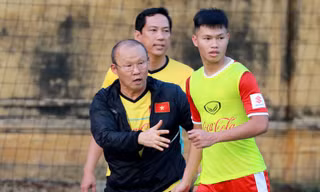 Vì sao HLV Park Hang- seo 'xin thẻ' cho thủ môn đối phương?