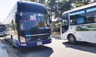 Các xe biển số nước ngoài vận chuyển du khách tại Lâm Đồng