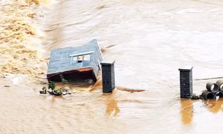 Nhà dân bị lũ kéo sập