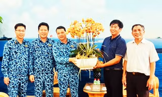 Anh Sang (áo xanh bên phải) tặng hoa lan cho bộ đội Trường Sa