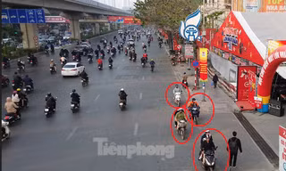 Nhiều người vẫn leo xe máy lên vỉa hè, đi ngược chiều bất chấp mức phạt 6 triệu