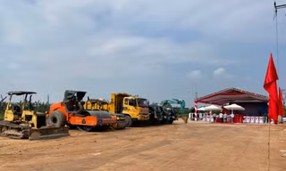 Nhà thầu thi công dự án xây dựng hạ tầng khu đất tái định cư liên quan đến đường Vành đai 4 tại xã Hồng Vân đang gấp rút thi công các hạng mục theo hồ sơ thiết kế.