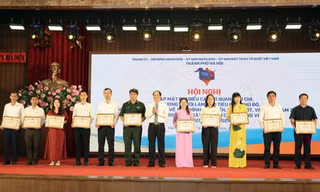Chủ tịch thành phố Hà Nội tặng Bằng khen cho Báo Tiền Phong 