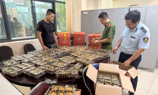 Đội QLTT số 9 phối hợp với Công an quận Tây Hồ phát hiện hơn 800 chiếc bánh trung thu nhập lậu