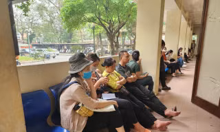 Người dân chờ làm thủ tục cấp Phiếu lý lịch tư pháp tại Sở Tư Pháp Hà Nội