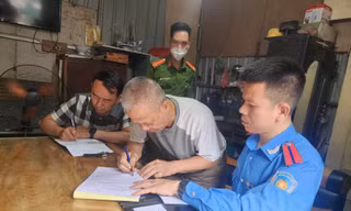 Ông Nguyễn Văn Hán ký biên bản vi phạm hành chính