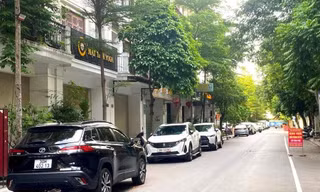 Người dân đỗ ô tô quanh khu nhà 90 Nguyễn Tuân 