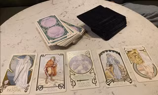 Người trẻ tìm đến Tarot: Sự an ủi giữa những chông chênh