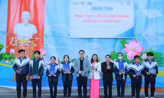 Trao tặng 270 suất 'Học bổng đồng hành - Kiến tạo tương lai' cho học sinh tỉnh Gia Lai