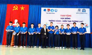 Trao tặng 2,3 tỉ đồng học bổng cho học sinh THPT tỉnh Bình Định