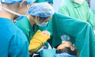 Hành trình kì diệu của người mẹ mang bệnh hiểm, đón con giữa 'bão giông'