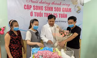 Hành trình kì diệu cứu sống cặp song sinh nặng 500 gram hiếm gặp